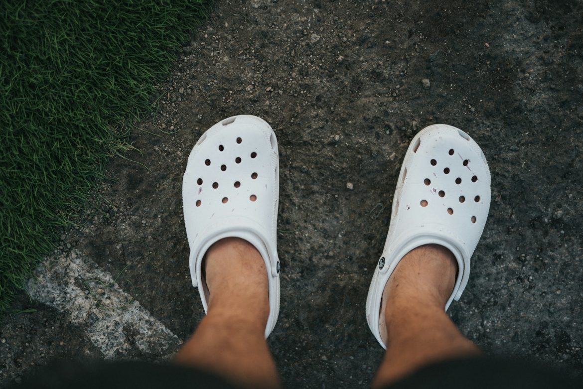 ¡El verano ya está aquí! Descubre las mejores sandalias tipo Crocs para este año